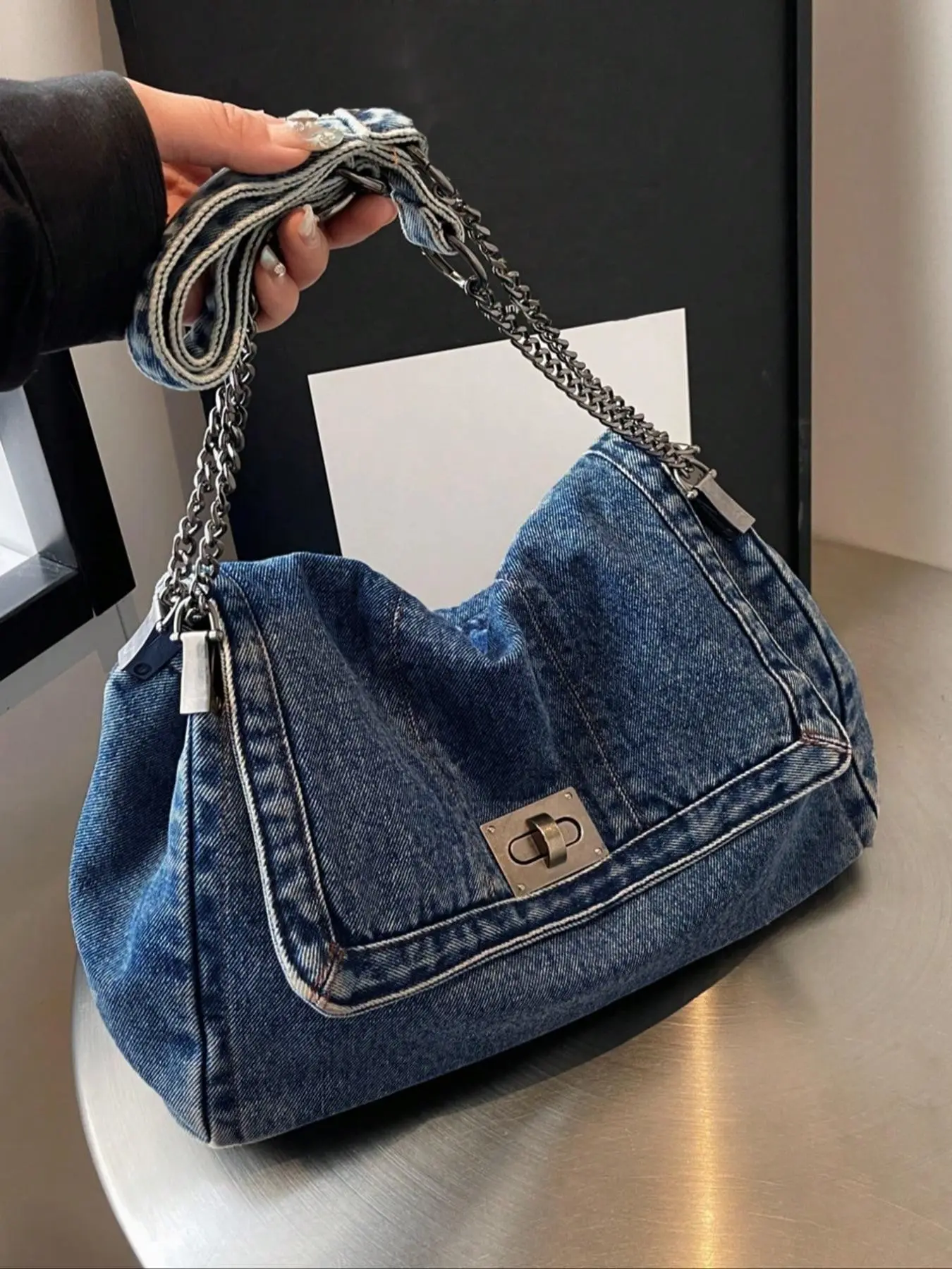 A niche design with a casual and minimalist style flip tote bag, featuring a chain shoulder strap design and a large capacity, lazy and retro personalized shoulder bag, suitable for commuting, shopping, Jean shoulder bag, Fabric shoulder bags