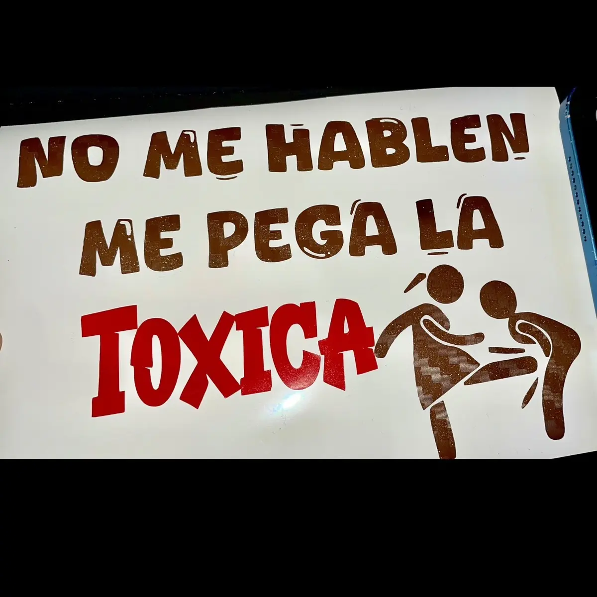 Sticker Car vinyl with the Spanish phrase 'No me hablen tengo Tóxica'