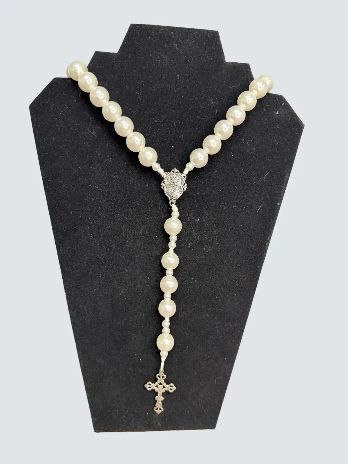 Rosario Blanco de Perlas - Youth Rosary with Pearl Beads and Our Lady of Guadalupe Medal - Approximately 15 Inches Diameter