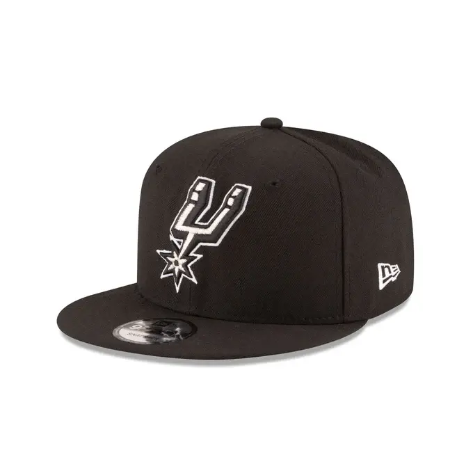 New Era 59FIFTY San Antonio Spurs Black Team Color Basic NBA New Era 9FIFTY Snapback Hat Unisex Streetwear Hats Collector Style Headwear for Baseball and Urban Fashion Lovers
