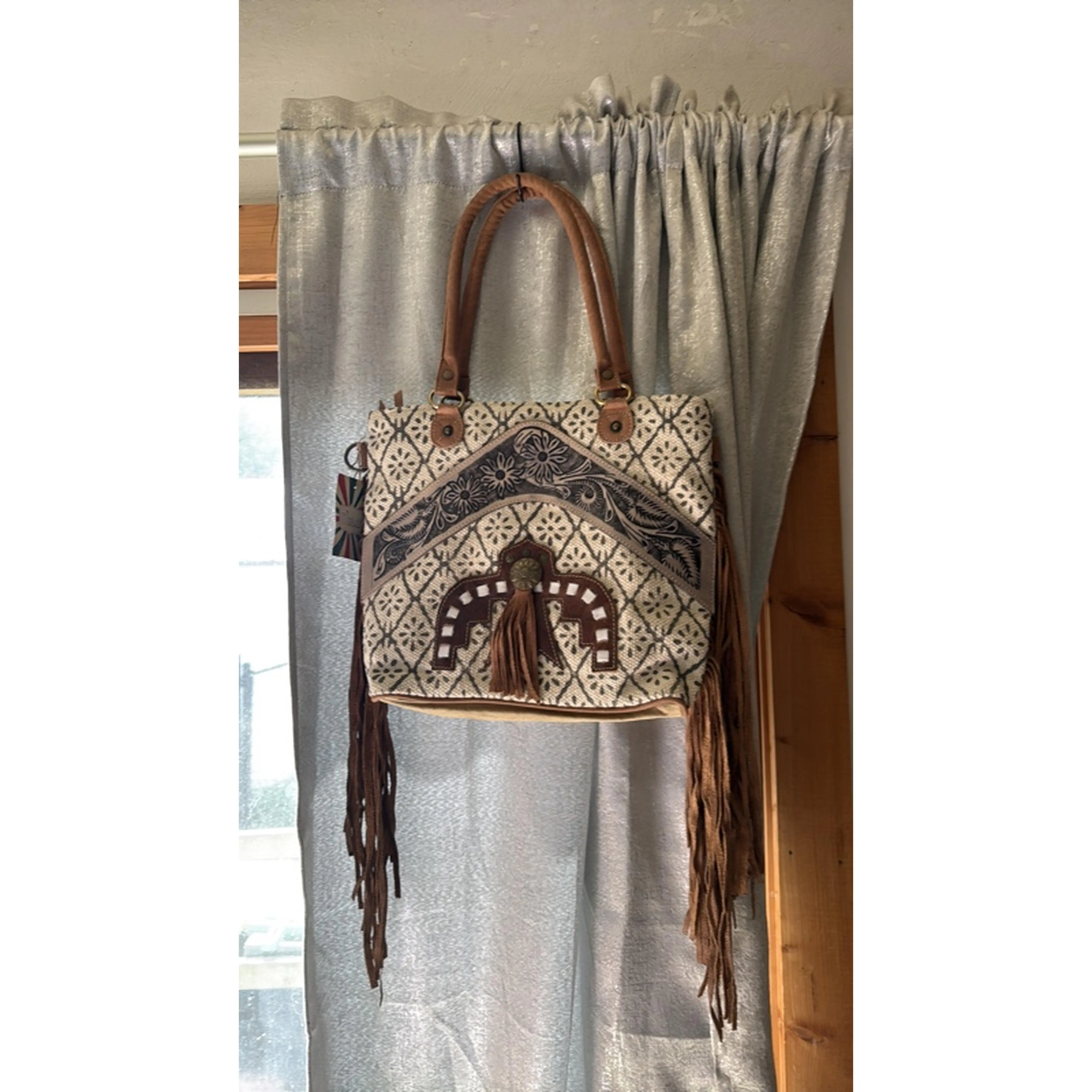 Boho Chic Handbag with Fringe and Tassel Details - Perfect for Everyday Use and Special Occasions