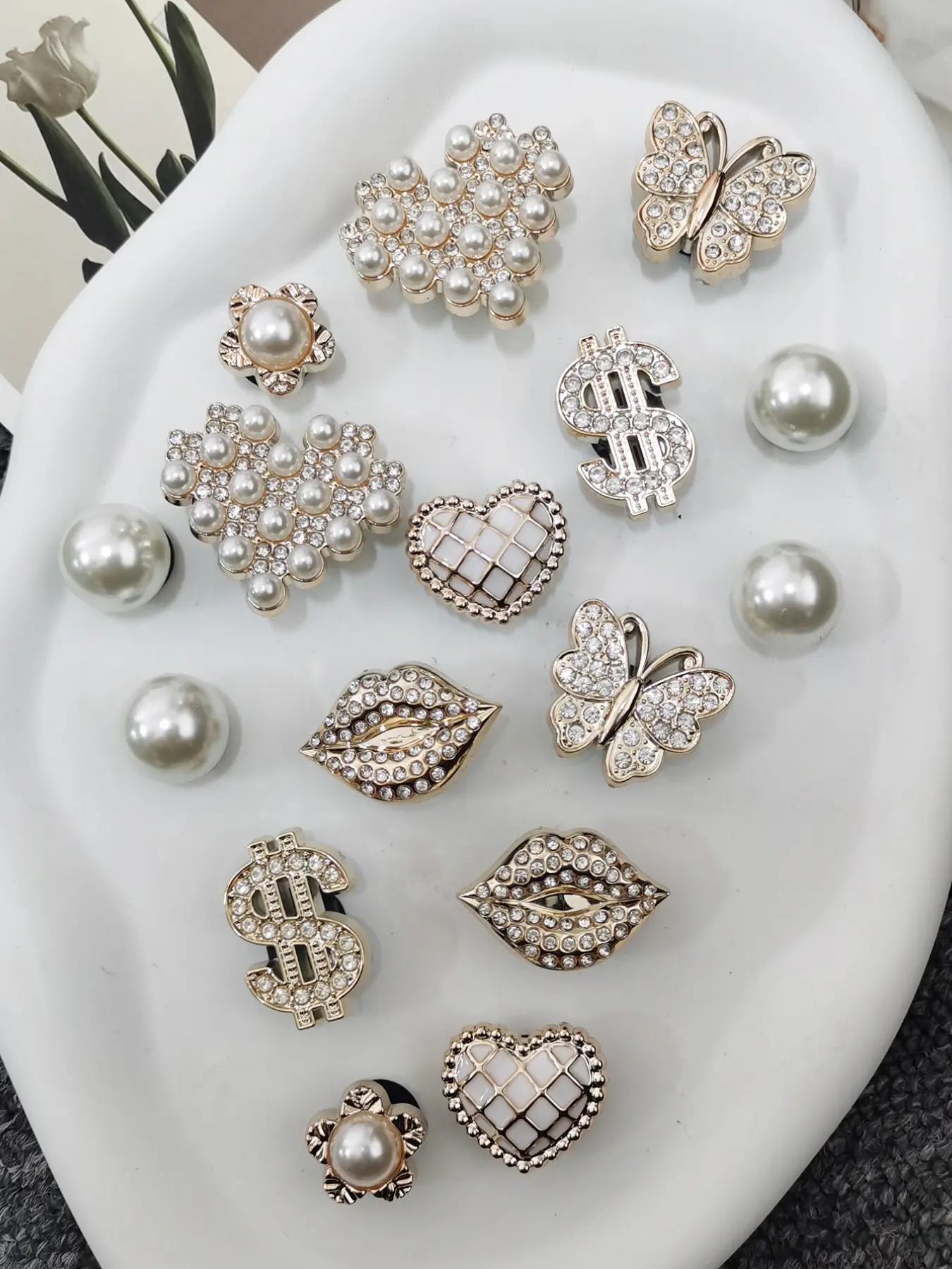 16PCS Rhinestone Lips Shoe Charms, Shoe Charms Set, Sparkling Butterfly Dollar Sign ABS Buckles Decorations DIY Bling Beads Pins Clog Decorative Shoe Accessories Fit Adults Sandals Hole Garden Shoes Slippers Xmas Halloween Birthday Party Gifts Footwear
