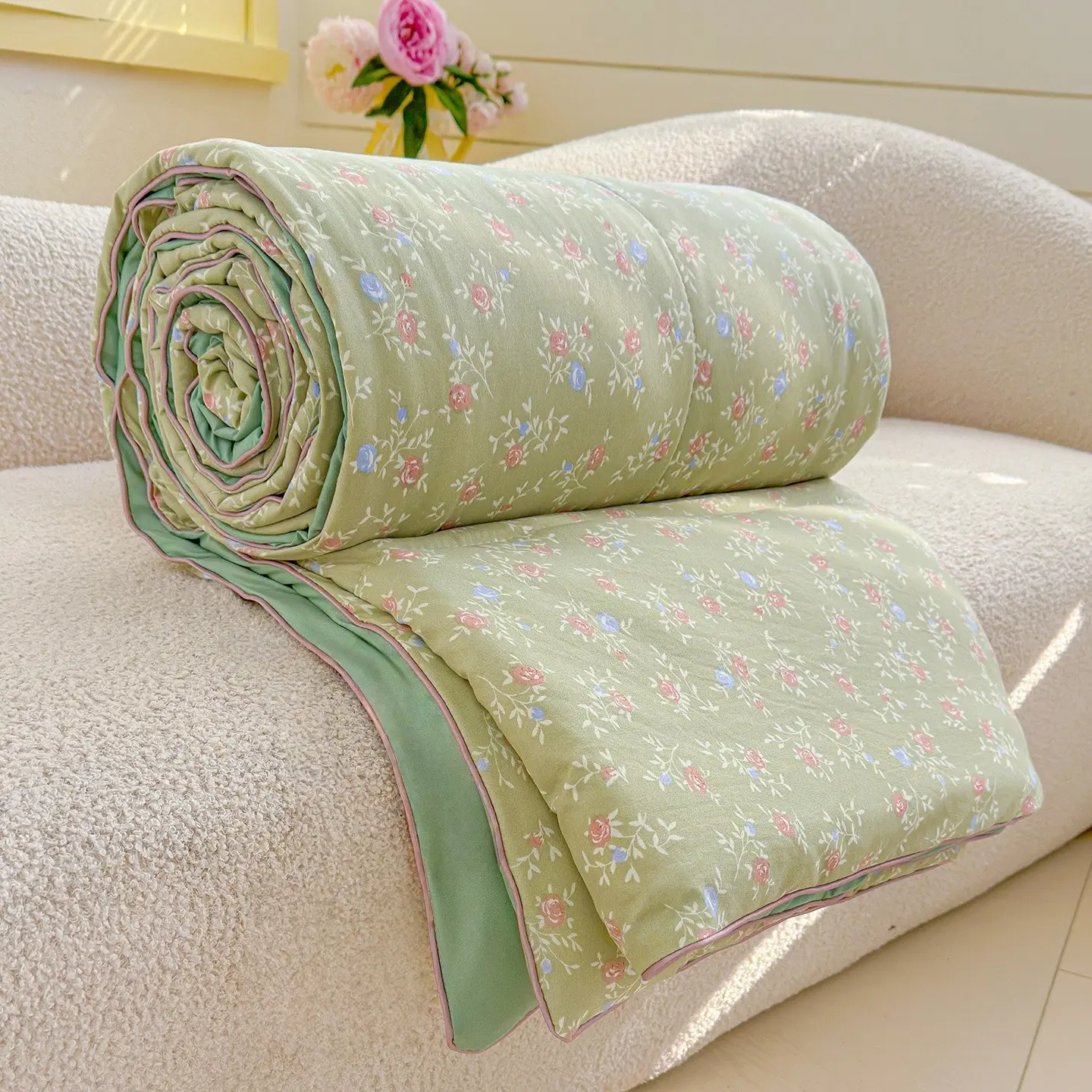 Green floral pattern summer lightweight quilt, Floral Print Quilt, ultra-soft skin-friendly air conditioning quilt and summer cooling blanket, suitable for summer bedrooms, offices, beds, living roohome leisure use, Soft Lightweight Quilts, Soft Bedding