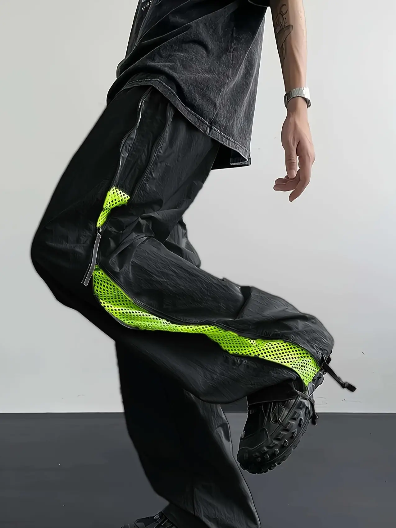 Full-length zipper along the side of the pants + breathable mesh panels; opening the zipper switches to a breathable mode—no stuffiness or excessive sweating in summer. High functional feel and strong styling versatility.