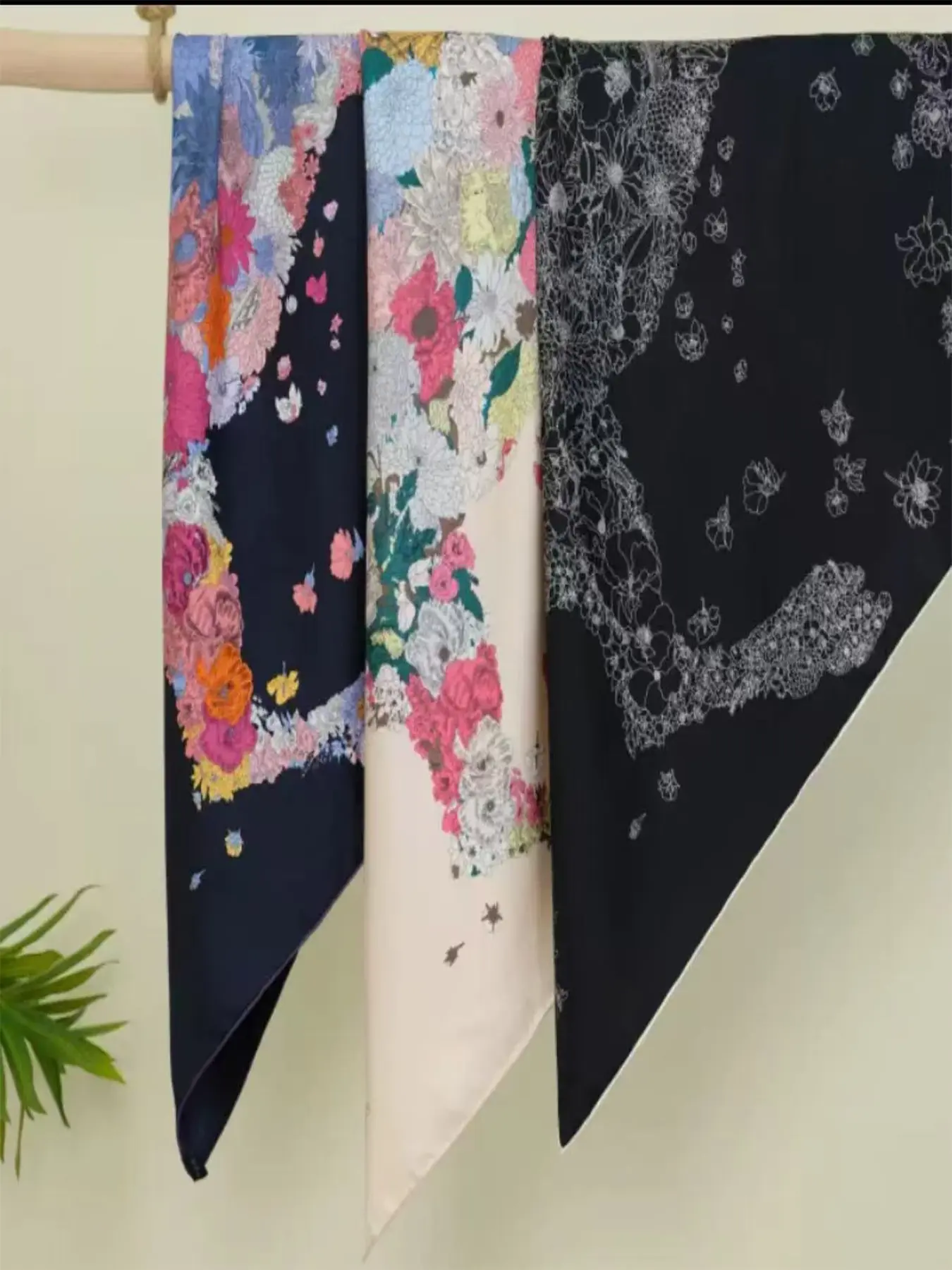 Elegant 100% mulberry silk scarf, silky and breathable, soft to the touch, a daily must-have accessory