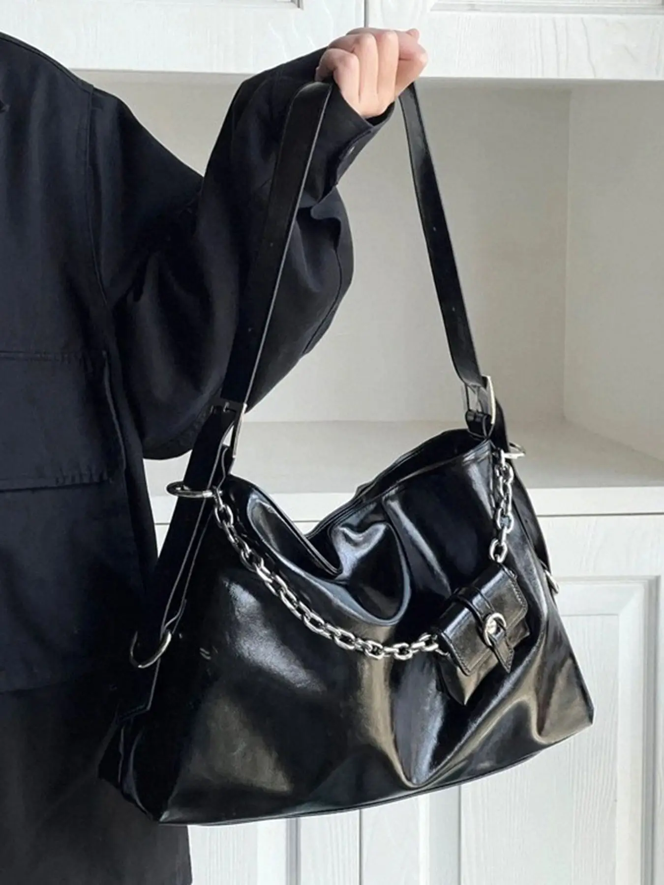 Simple  classic black shoulder crossbody bag, personalized creative street style design, fashion versatile shoulder bag, niche design  casual and versatile, suitable for daily commuting, shopping, etc. Crossbody Shoulder Bags