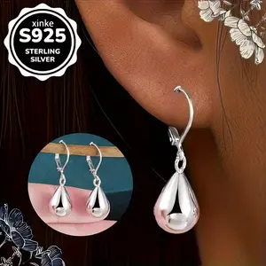 A pair of silver teardrop earrings with water droplet pendants. These versatile jewelry pieces are suitable for all seasons and are ideal for daily wear, as well as perfect gifts for birthdays and Valentine's Day.