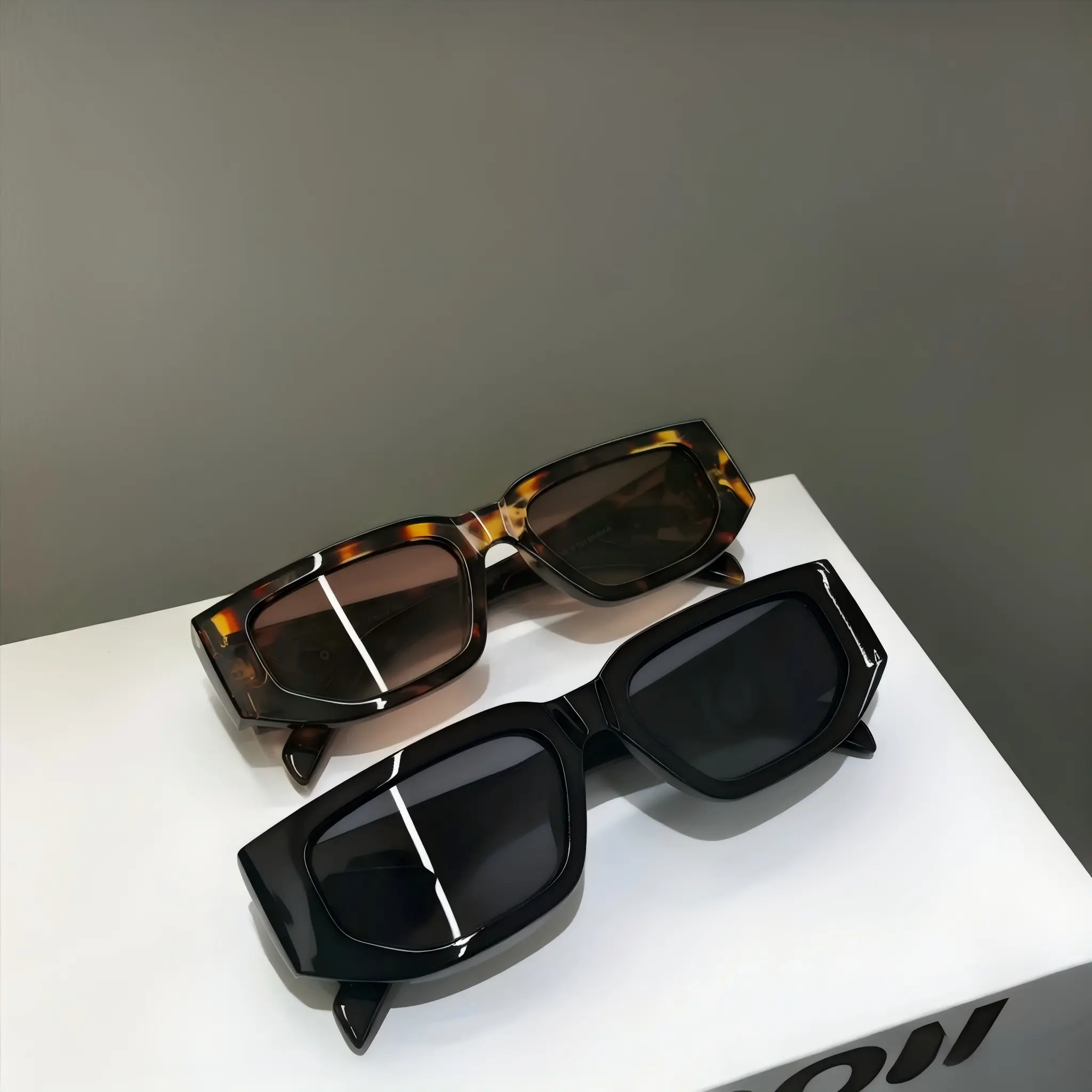Retro Square Frame Sunglasses - High-Quality Material, Ergonomic Comfortable Design, UV400 Shield, 99% Glare Reduction, Retro Look Party Accessory, Daily Companion, Optimize Security, Black Frame Black Grey Lens