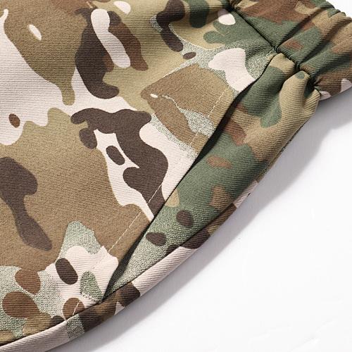 Men’s cargo shorts — new for summer. Camouflage tactical shorts with multiple pockets and a loose fit; knee-length streetwear casual design featuring distinctive cargo pocket details, buttons, and buckles—perfect for summer leisure and street gatherings.