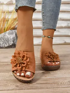 A pair of women's summer floral wedge platform sandals, floral decorations, lightweight and comfortable cloud-like foot feel, stylish and comfortable outdoor sandals for summer