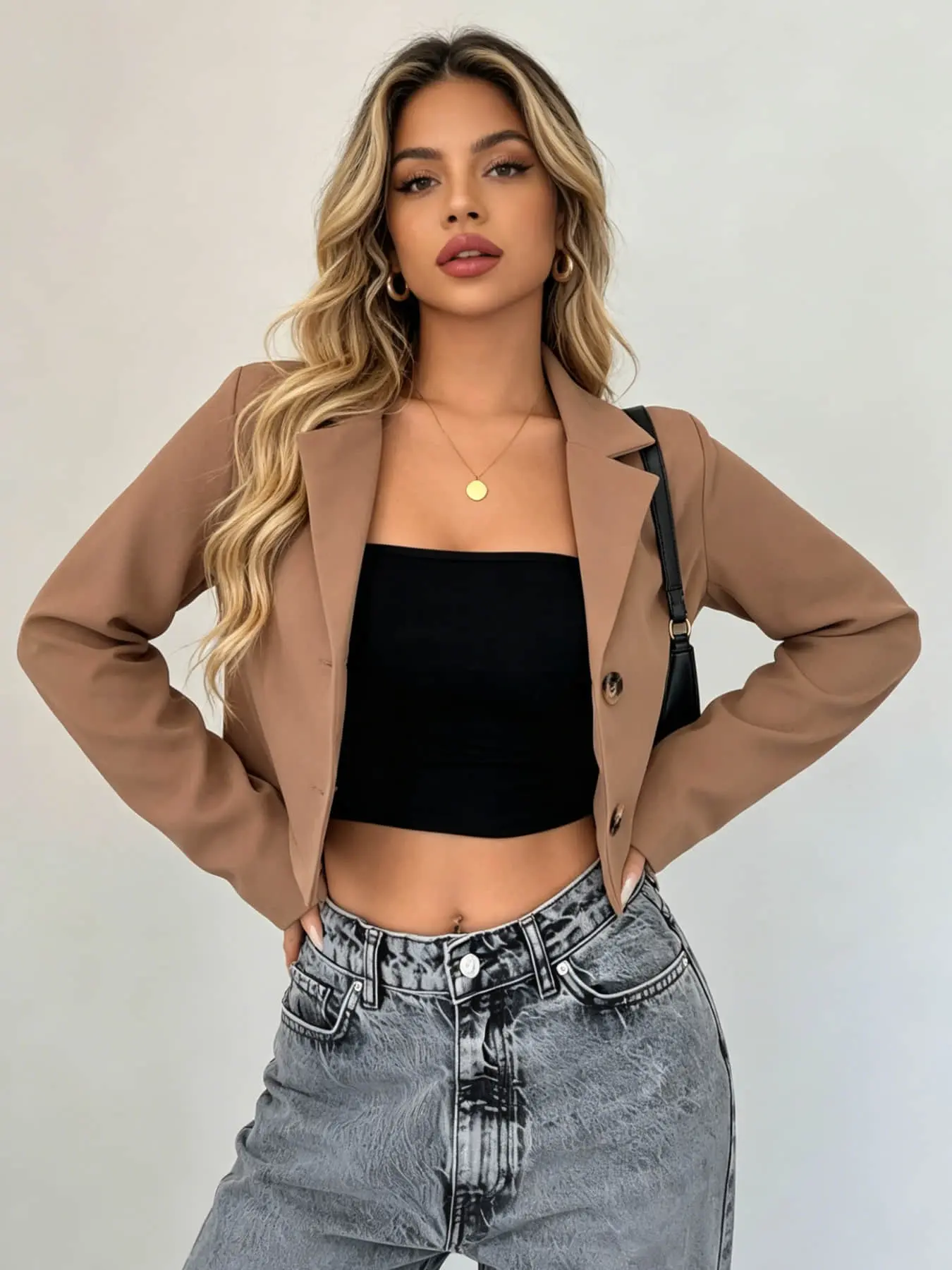 A short women's minimalist office-style Blazer Jacket, Essential business attire, Office Workwear, with a lapel design, a slimming and versatile coat suitable for spring, perfect for small gatherings, workplace casual wear