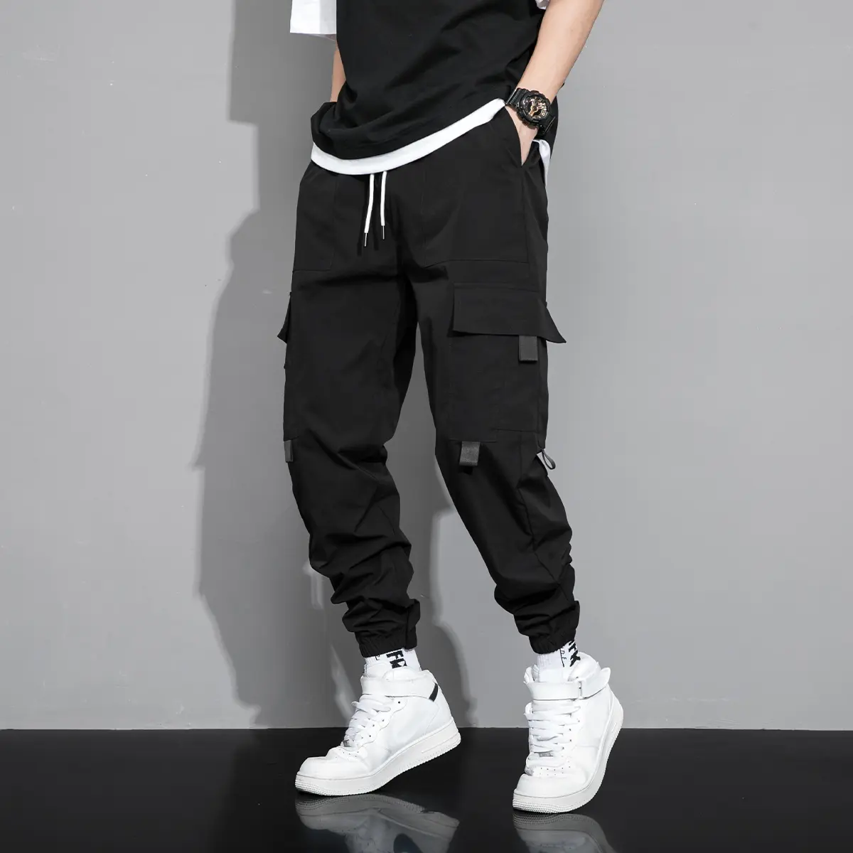 Men’s long pants with pockets, a drawstring waist, and cuffed legs—stylish, comfortable casual trousers suitable for everyday wear, perfect for jogging and leisure, featuring trendy sportswear with functional pockets.