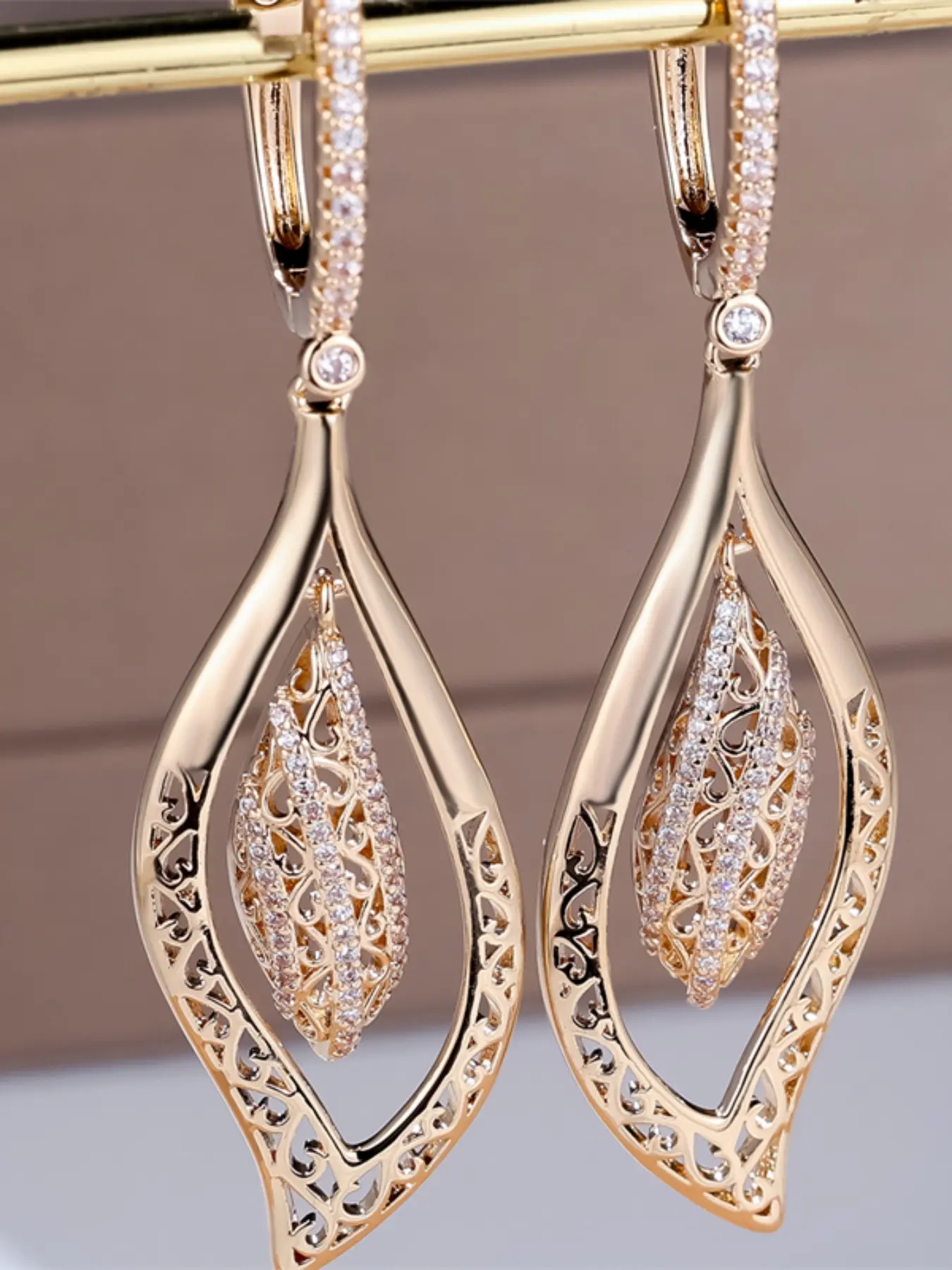 A pair of geometrically designed earrings made of white zirconia are fashionable and high-end, suitable for women to wear at travel parties