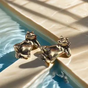 Lazy Frog Brass Figurine – Whimsical Mini Desk & Shelf Decor