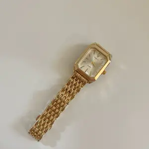 MALAW Gold Tone Watch with Elegant Link Bracelet and Classic Dial Design
