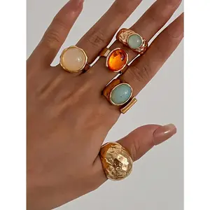 Set of 5 vintage chic geometric stone-inlaid rings for women, chunky gold-tone metallic rings, suitable as a decorative jewelry gift set for daily wear and parties