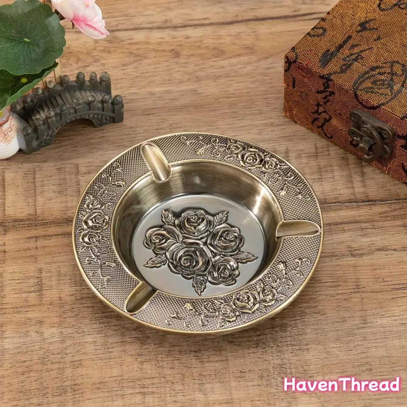 HavenThread Rose-Design Solid Metal Ashtray - Compact Desk Home Decoration Ornament with Carving, Smoke Groove, Artistic Table Accessory, Ideal Gift for Style Enthusiasts
