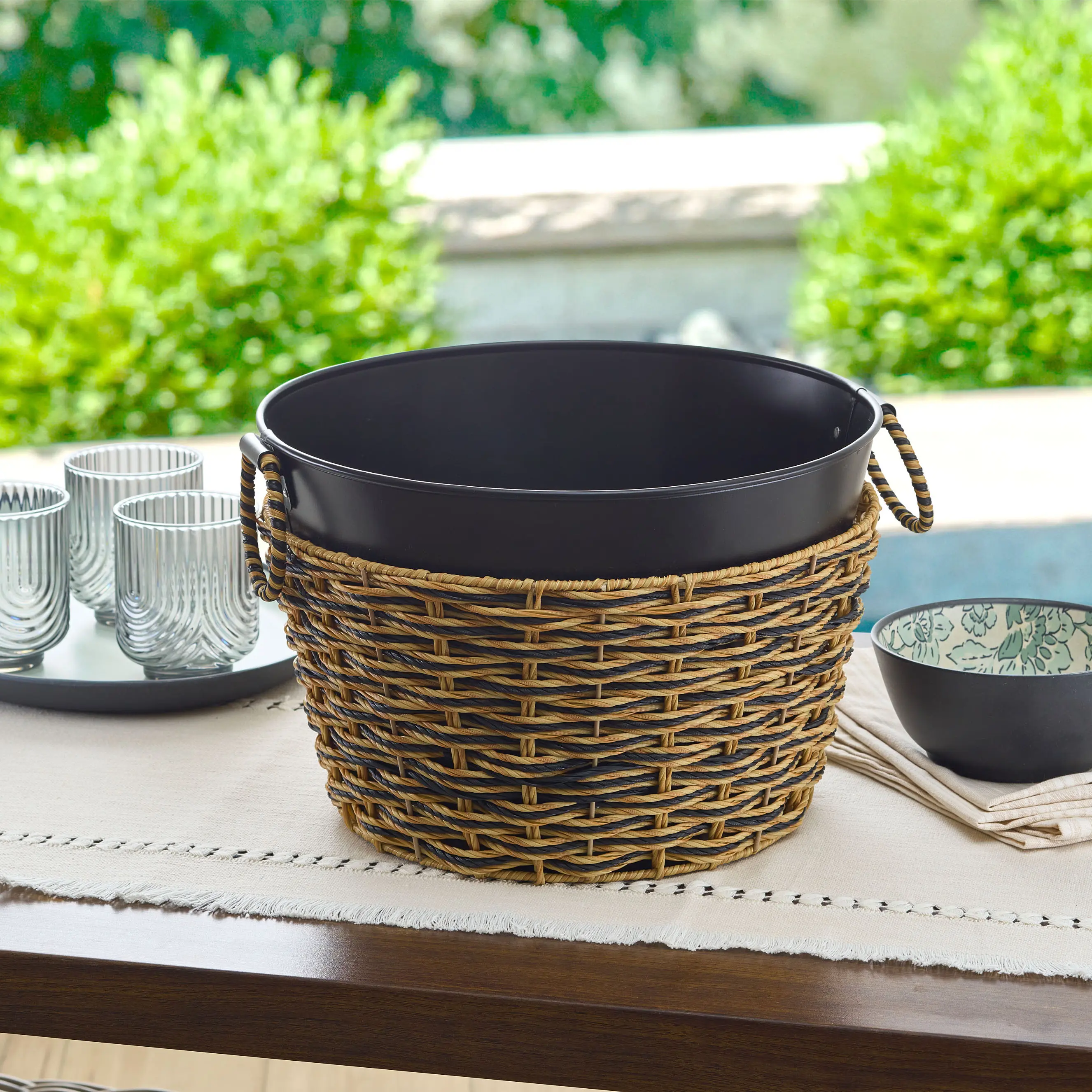 Black Galvanized Round Tub with Rattan