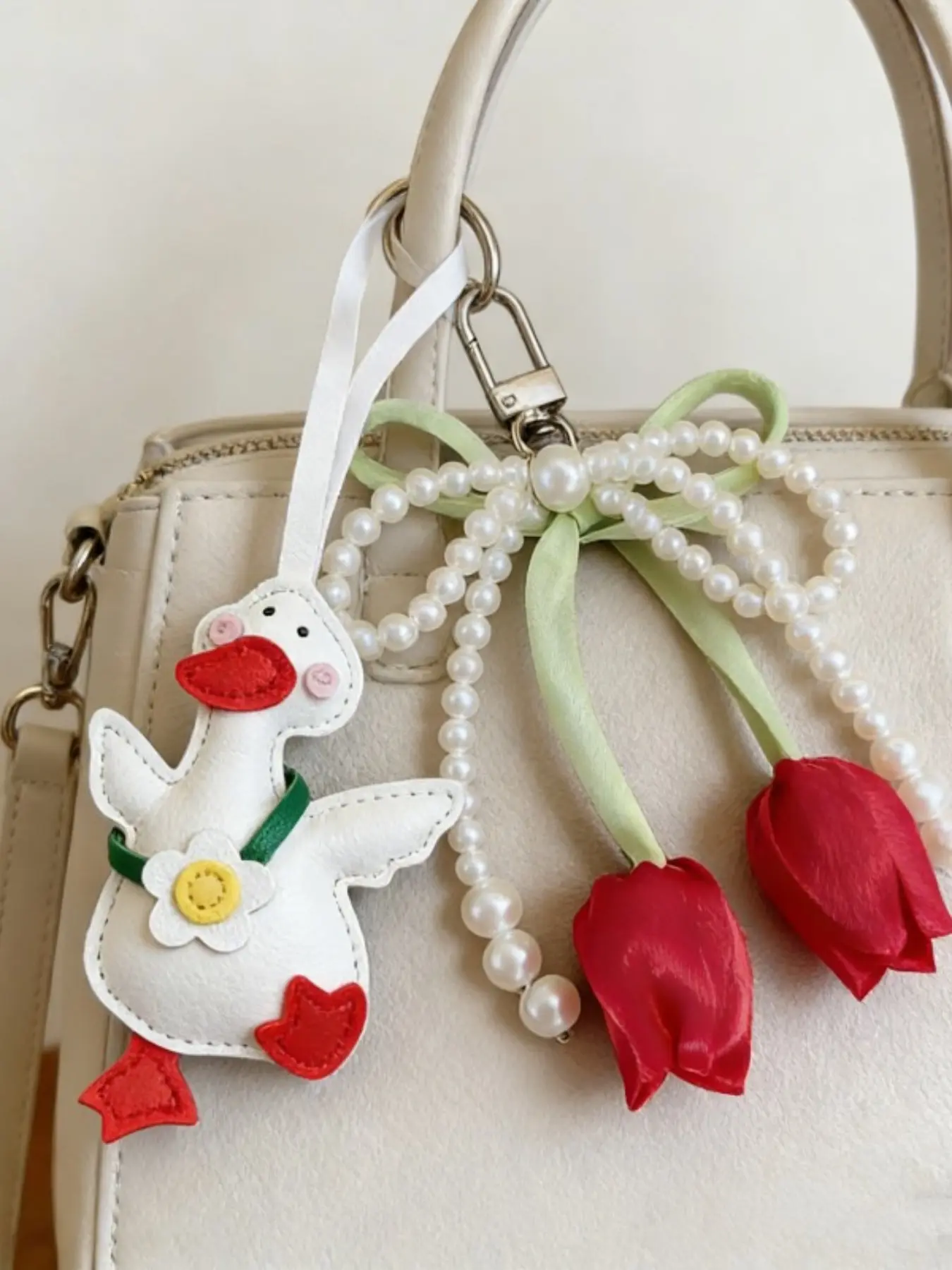 Sweet Tulip and Cute Duck Keychain, Floral Pattern Keychain, Adorable Gift Accessory, Floral Design Charm, Handmade Assembly, Ideal for Daily Use