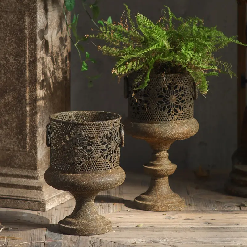 Retro Distressed French-Style Flower Pot, Creative Art Tall Trophy, Large-Diameter Iron Metal Flower Ware, Ideal for Flower Arrangement, Decorative Flower Pot, Rustic Flower Pot, Metal Flower Pots