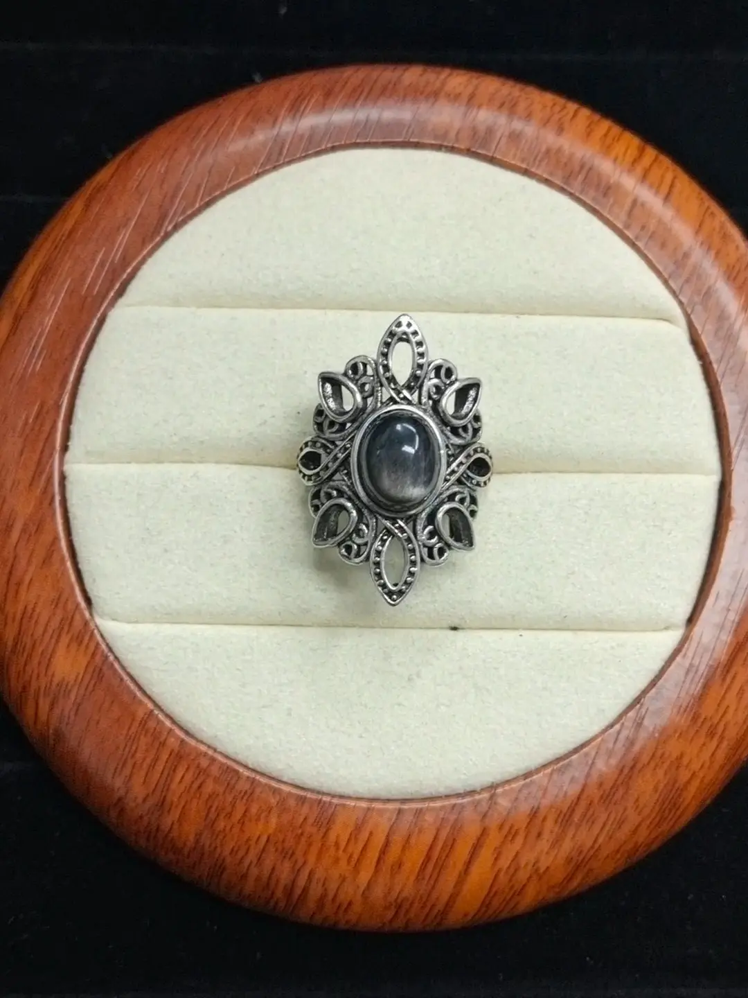 Ina(16709)gc.Vintage sterling silver ring with natural black moonstone, hollow floral carved band with glowing adularescence.