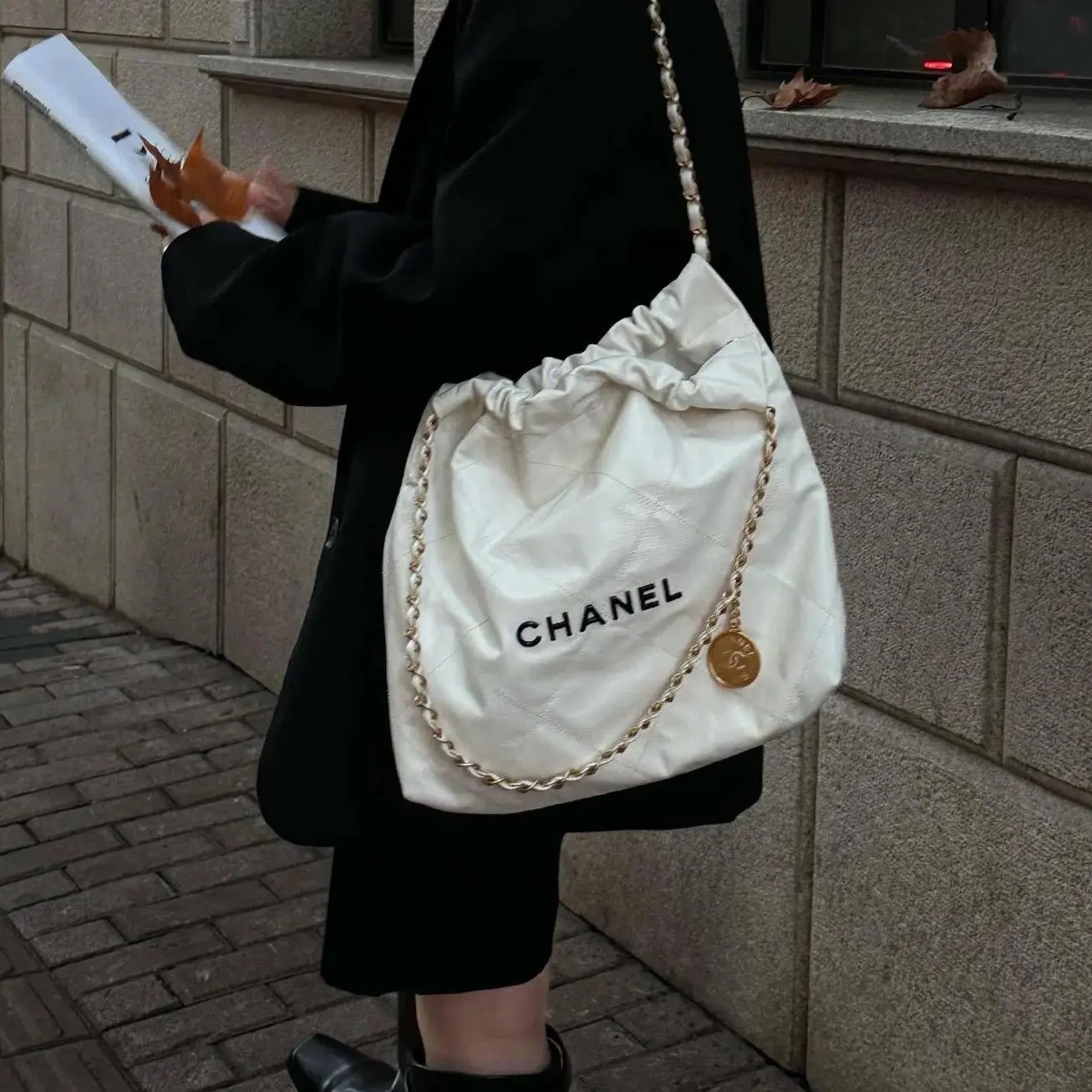 Pre-owned CHANEL Authentic 8035 22bag White Crossbody Handbag, Luxury Microchip Tag Version, New Style with Authentic Mark