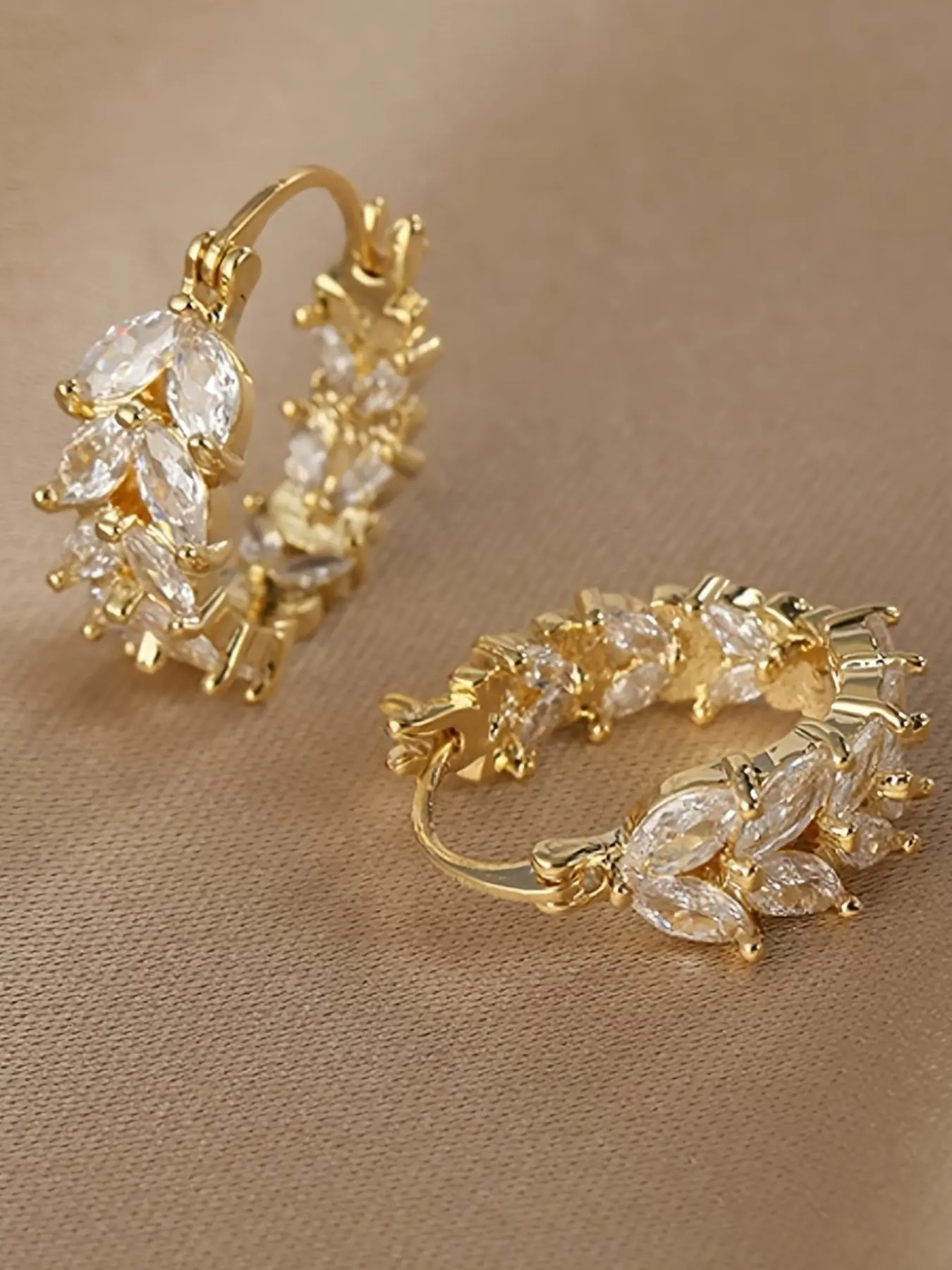 1 Pair Golden-Tone Hoop Earrings with Sparkling Rhinestone Accents - Natural Style Design, Perfect for Daily Wear, All-Season Accessory, Fashionable Accessories, Stylish Jewelry, Wedding Earrings