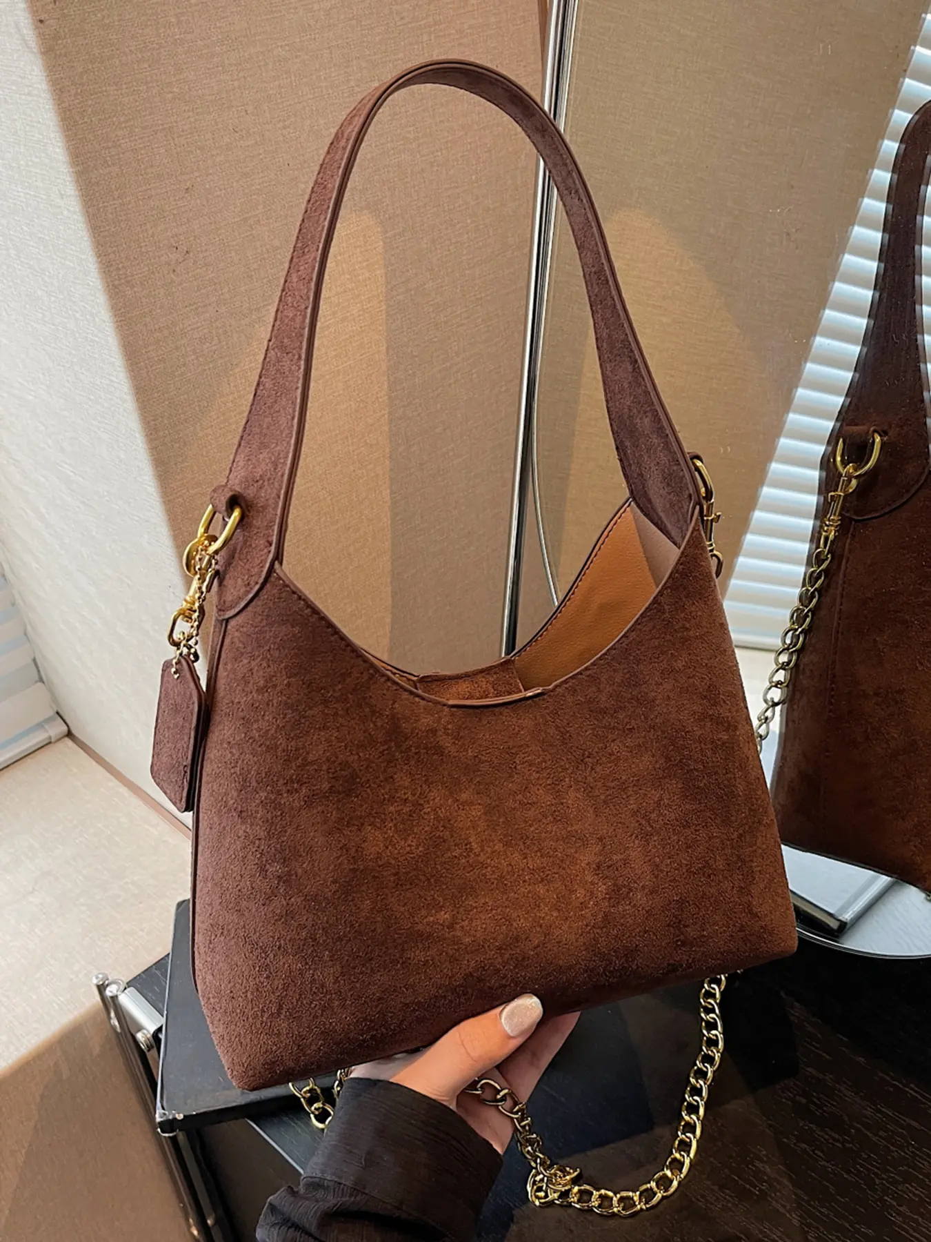hobo shoulder bag, underarm bag, Handbag shoulder bag with chain shoulder strap design, solid color hand-held shoulder bag, chain bags, can accommodate mobile phones, lipstick, suitable for daily shopping, commuting, dating