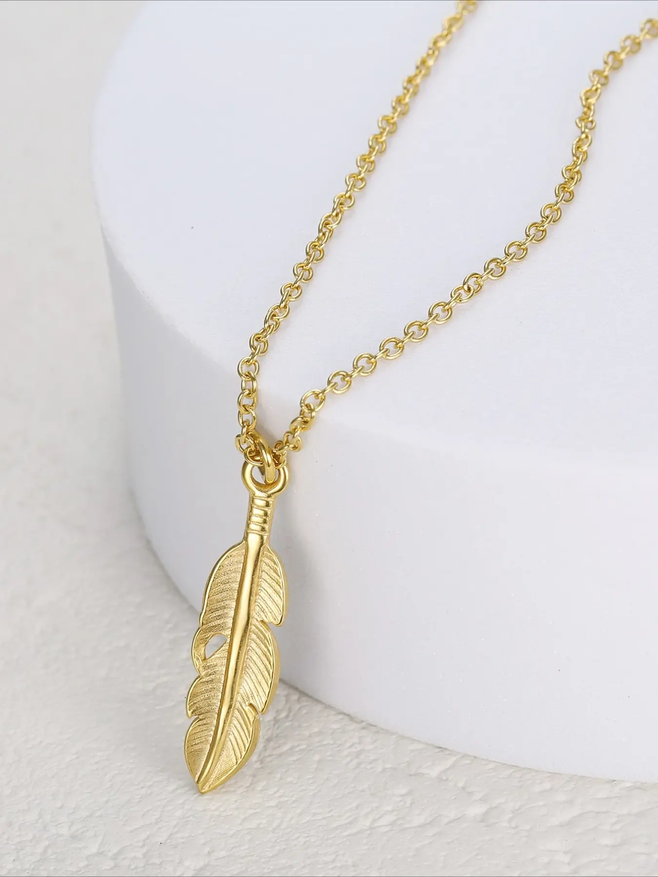 French Luxury Stainless Steel Feather Necklace, Exquisite Chain Jewelry, Classic Statement Necklace, Three-dimensional Feather Design, Retro High-end, Fashion Accessory Necklace, Suitable for Daily Commuting and Dating Outfits