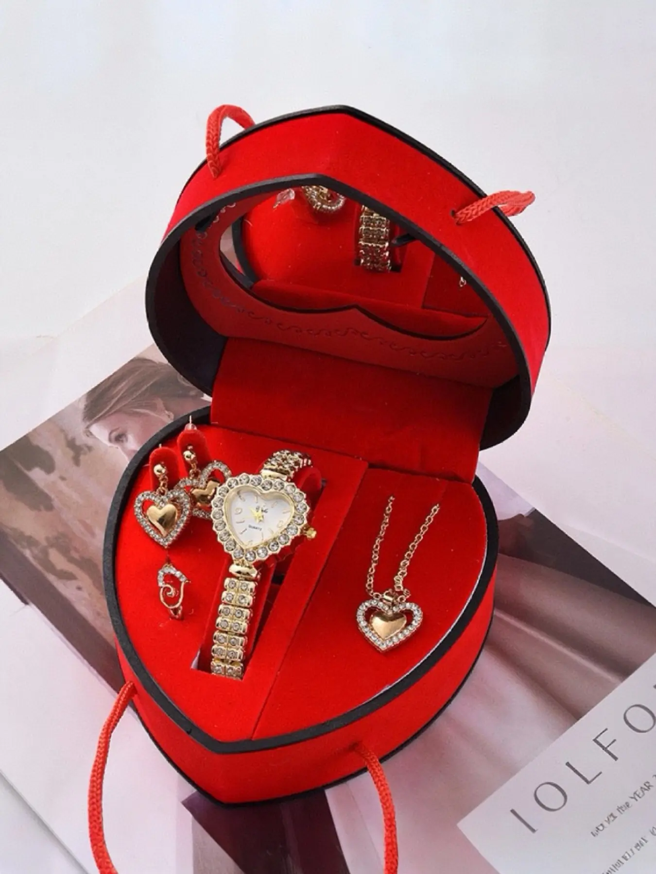 Four-piece gift set, double-drainage rhinestone watch, heart-shaped gift box, Love, fashionable, delicate, and luxurious rhinestone thin-strap bracelet quartz watch, Elegant jewelry set