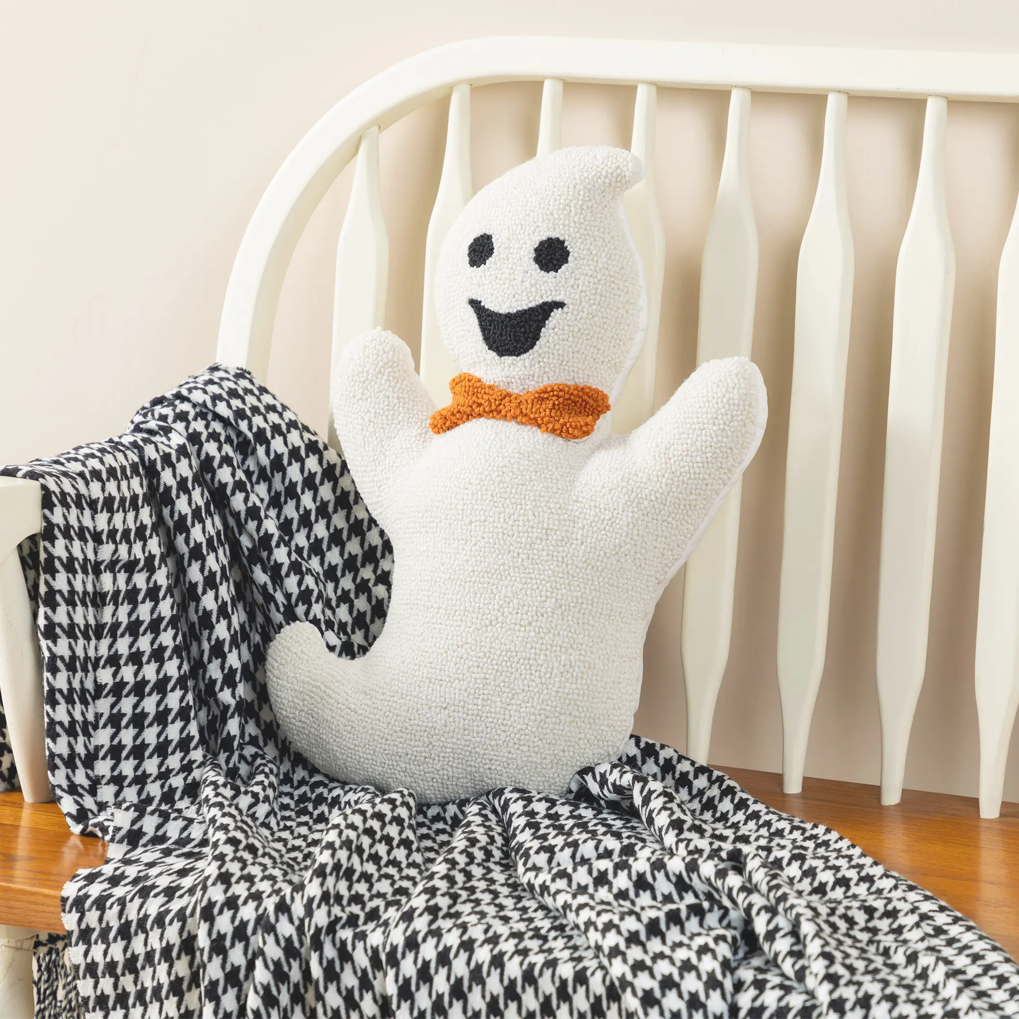 Glitzhome 18"H Hooked Ghost-Shaped Halloween Pillow, Indoor Accent Pillow for Modern Decorative Chairs, Modern Decorative Pillows
