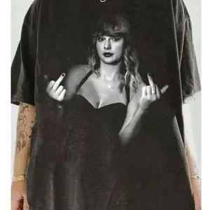 T-Swizzle Middle Finger Shirt, T-Swizzle Shirt, Era Tour Shirt UnisexT-Shirt for Men & Women, Funny Vintage Style, Perfect Nostalgic INZ EWO A3H 1M4 VN0