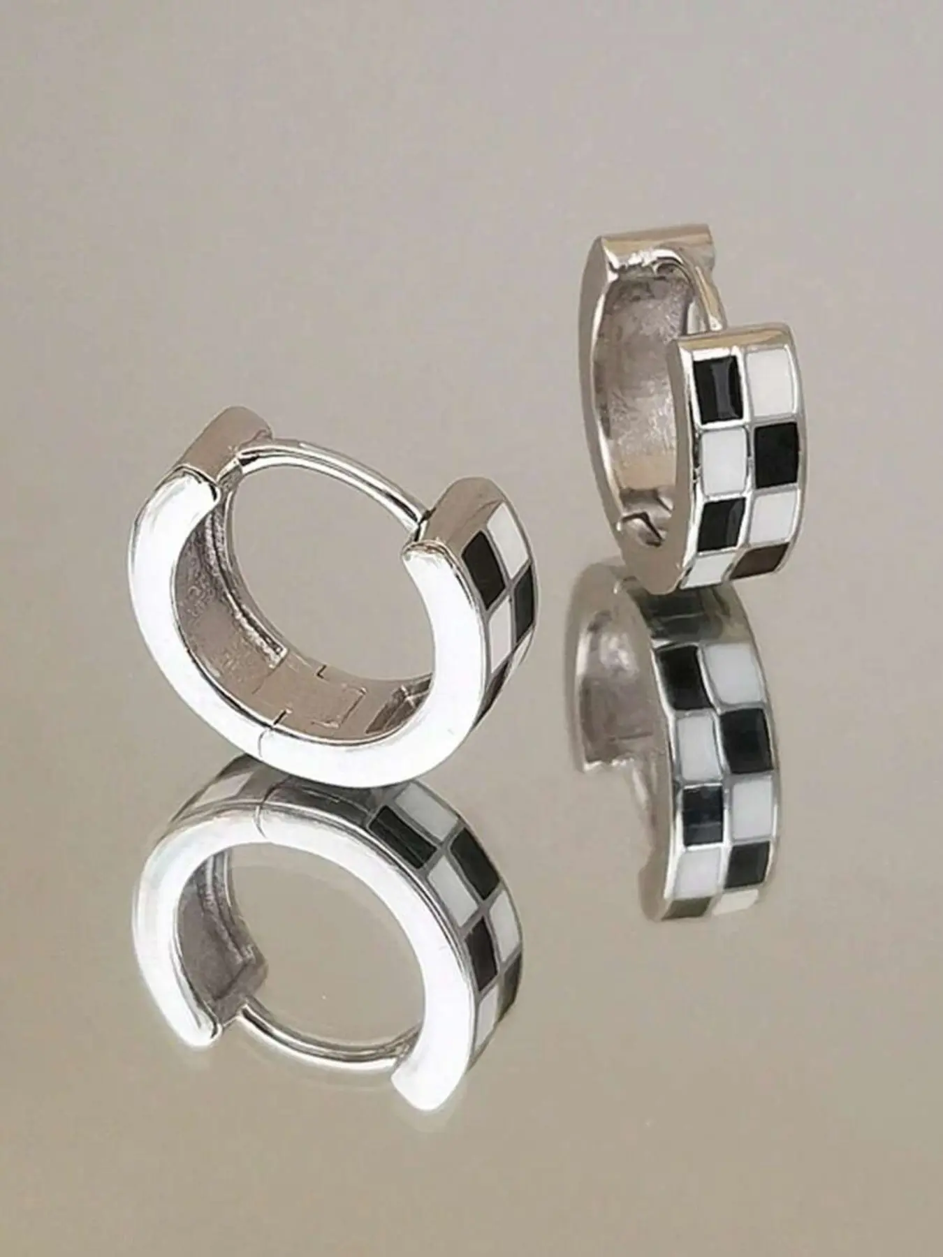 Fashionable Minimalist Chessboard Earrings, versatile earrings, Pair of Stylish Ear Cuffs, Trendy Accessory for Women, Perfect Gift Idea, Trendy Jewelry, Fashionable Jewelry Accessories