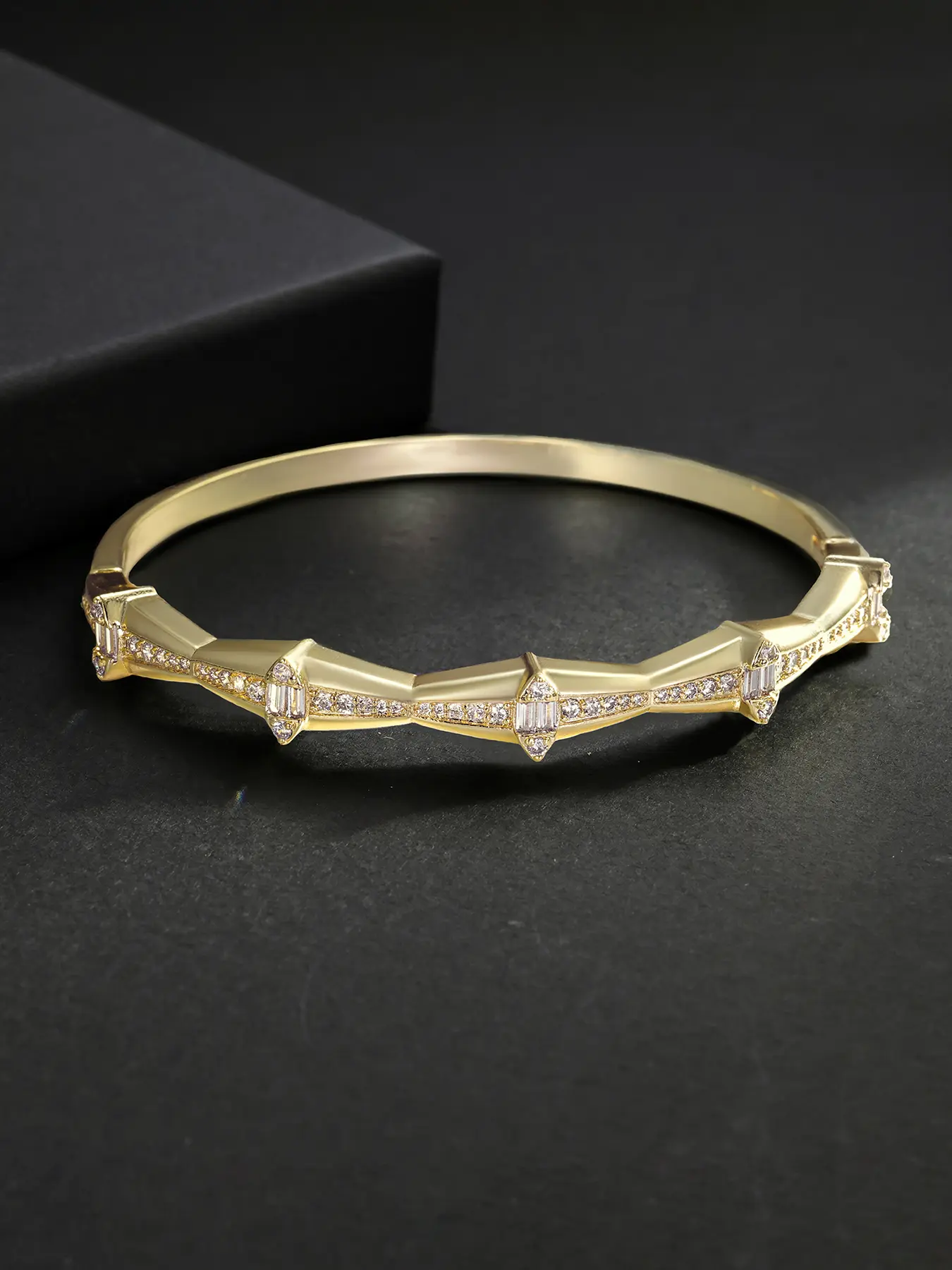 1PC ICED CHICS diamond-shaped hip-hop Cubic Zirconia bracelet, made of copper inlaid zircon material, suitable for both men and women, versatile accessory, Fashionable Jewelry Bracelet