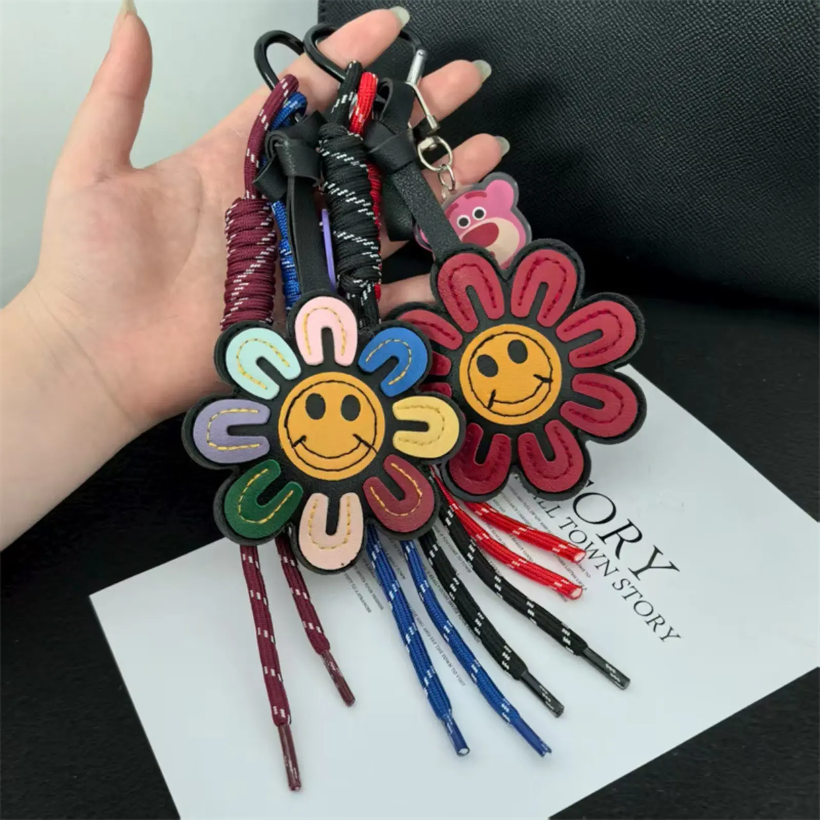 Cute Sunflower Face Faux Leather Keychain - 1pc Bag Charm, Fashionable Mini Bag Accessory, Ideal for Women, Phone Attachment Gift, Bag Charms, Keychains For Women
