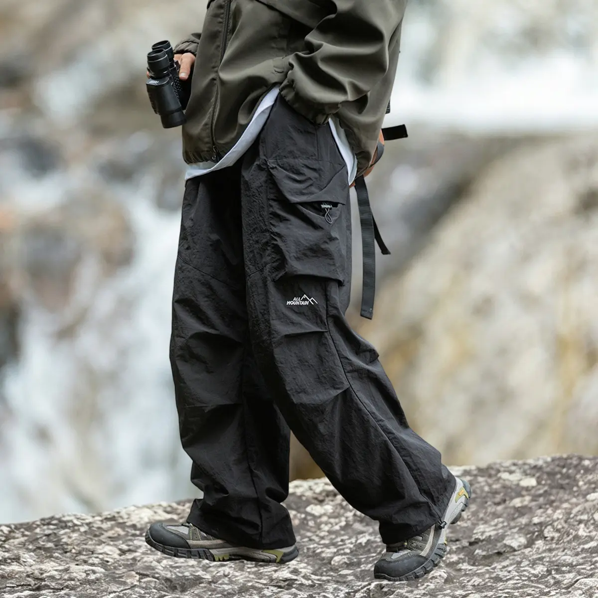 Men’s multi-pocket loose cargo pants, breathable and quick-drying outdoor workwear for hiking and camping, featuring a wide-leg design suitable for mountaineering, fishing, and everyday streetwear; men’s clothing, men’s hiking pants. fit sport pant