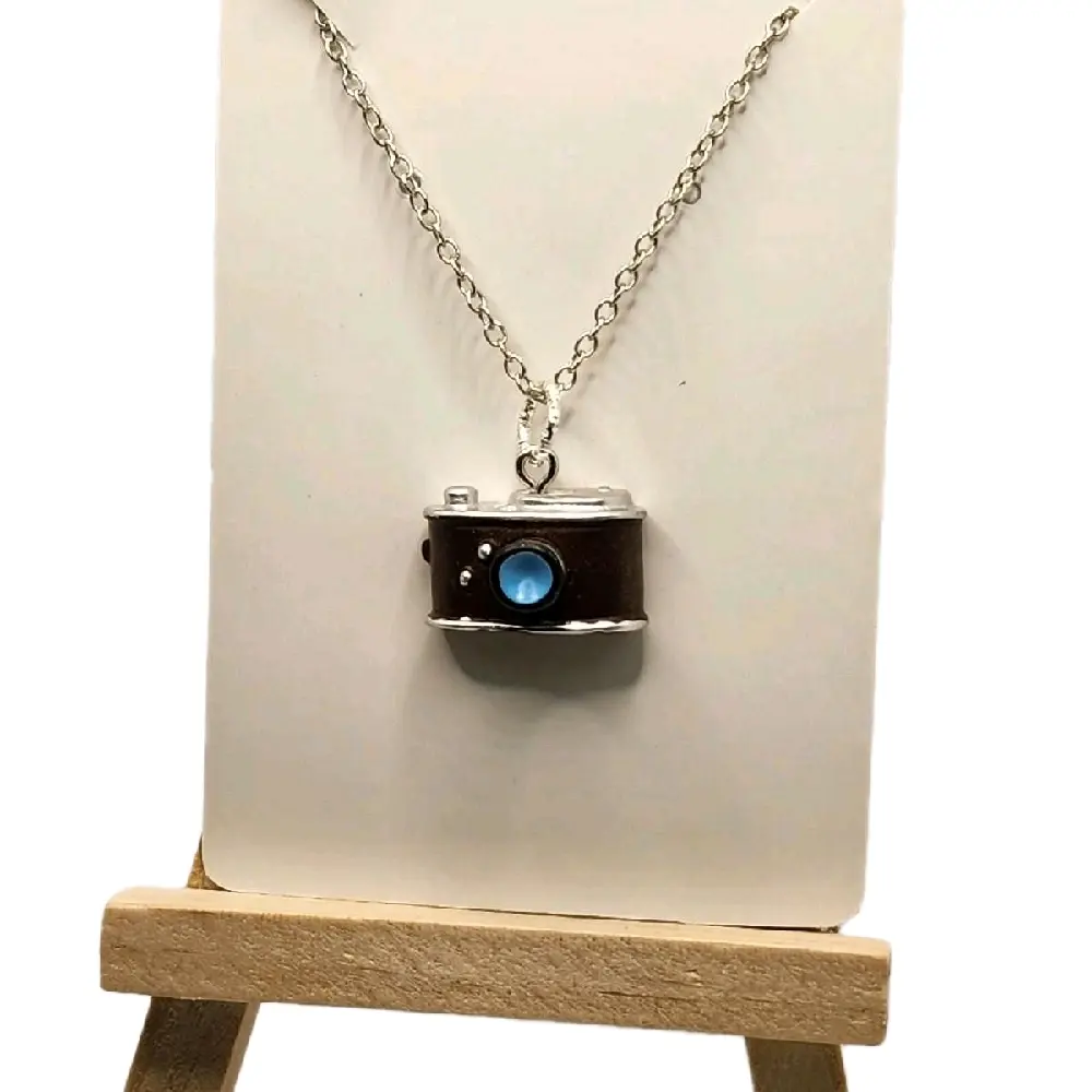 Vintage Camera Pendant Necklace for Photography Lovers, Plastic with Metal Coating, 18-in Adjustable Chain, Ideal Gift for Birthday, Graduation & Special Occasions, 18-Inch