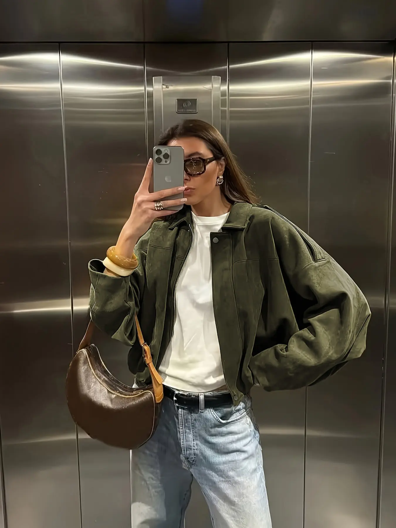 Women's short military green suede flight jacket, loose bomber jacket, casual long-sleeved zip-up top, loose short baseball jacket, dropped shoulder design, loose autumn and winter style, artificial leather fabric