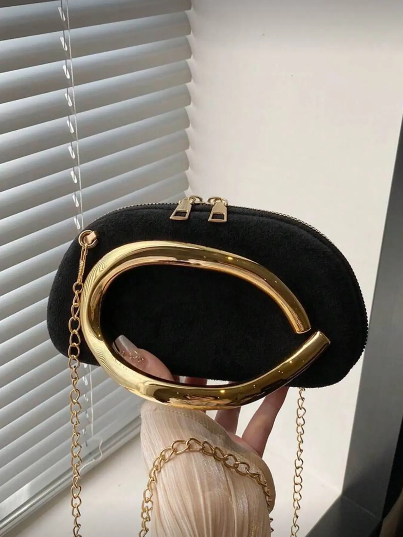 Elegant Casual Trendy Bling Handbag with Hardware and Bean Bag Design, Handheld Bag Purse, Fashionable Purse, Fashion Purses, Perfect for Daily Dates, Vacations, Formal Events, and Weddings