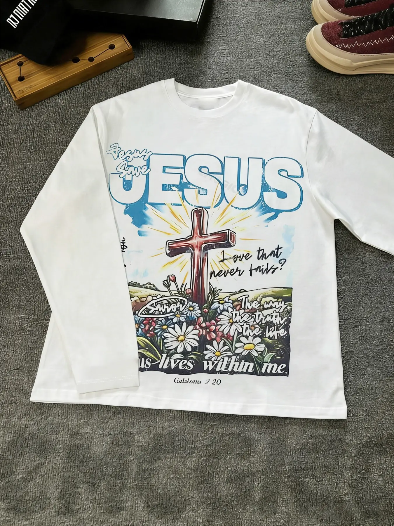Men's Jesus Graphic Long-Sleeve Crewneck T-Shirt with Bible Verse Print, Casual Graphic Tee, Casual Religious Top for Church & Daily Wear, Fitted Style for Spring & Fall, Menswear