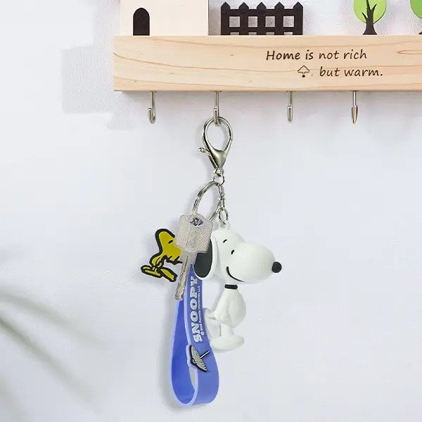 [Gift Season] Snoopy Summer Travel Collection Keychain – Cute Cartoon Pendant Bag Charm with Walking & Sitting Snoopy Decor Pendant for Backpack Bags Canvas Bag for Fans & Collectors Ideal Gift for Friends Students Valentine Gift for Girlfriends
