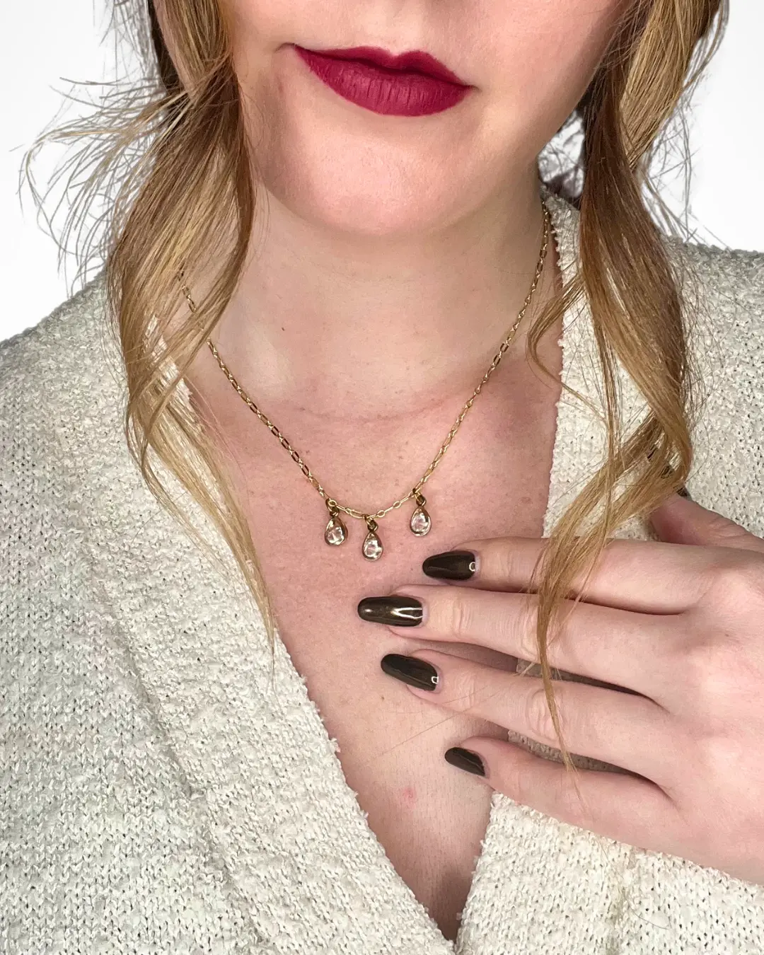 Crystal Drops Gold Necklace - Elegant Design with Gold Pendant and Clear Stone