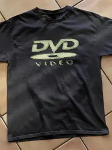 1 Men‘s & Women’s Vintage Inspired Tee, Oversized Loose Fit with Static TV “DVD” Logo Print, Soft for 2000s Aesthetic, Casual Everyday Wear and Retro Events