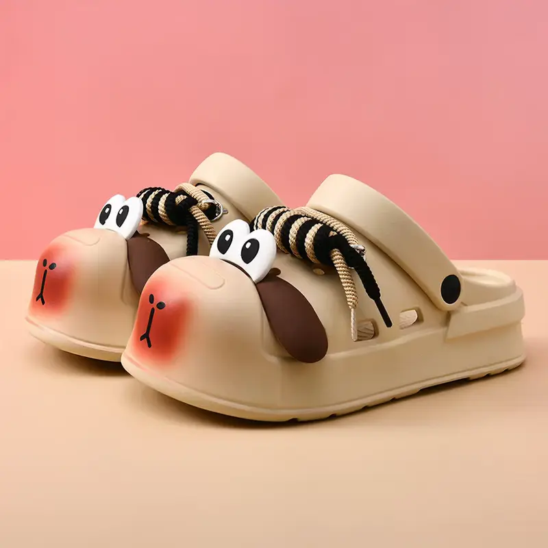Cute cartoon character clogs, suitable for both men and women, made of EVA material with non-slip and odor-resistant features, versatile for indoor and outdoor use.
