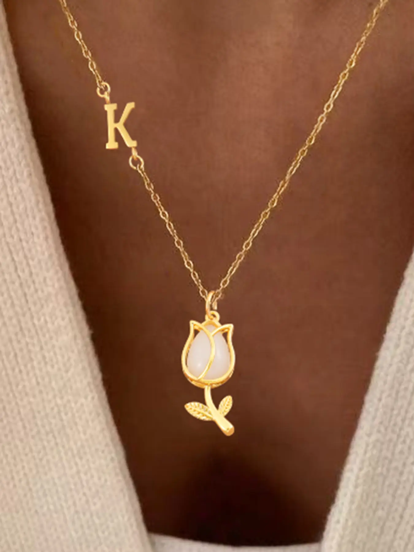 Women's Stainless Steel Chain Initial Letter Necklace, Alphabet Necklace, Classic Fashion Initial Tulip Pendant Design, Casual Style Jewelry for All Seasons