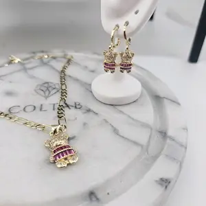 (ser M )   beautifull  teddy bear set incluide  20 inch figaro chain, earrings and pendant .