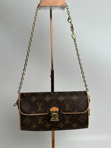 Pre-owned Louis Vuitton leather Crossbody Bags LV camille【12U】