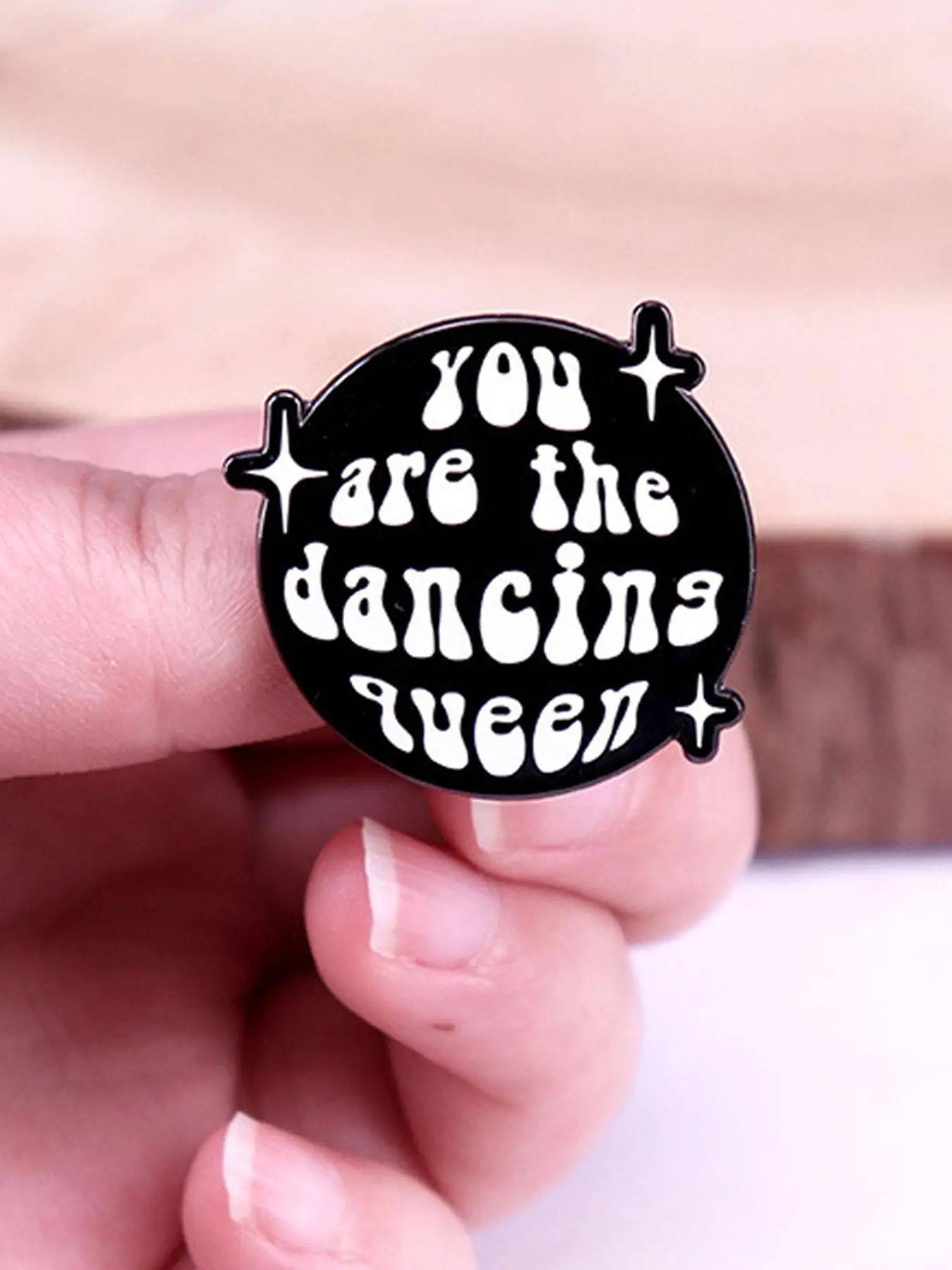 You Are The Dancing Queen Letter Design Brooch, Fashion Alloy Badge for Women & Men, Enamel Pin Suitable for Backpacks, Jeans, Scarves, Hats Decoration