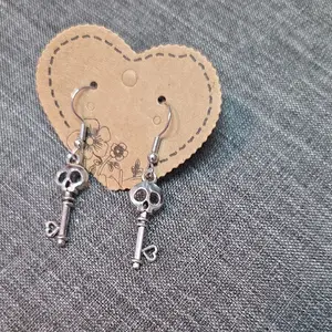 Halloween Skeleton Key Earrings - Silver Tone Skull Key Design for Festive Accessory