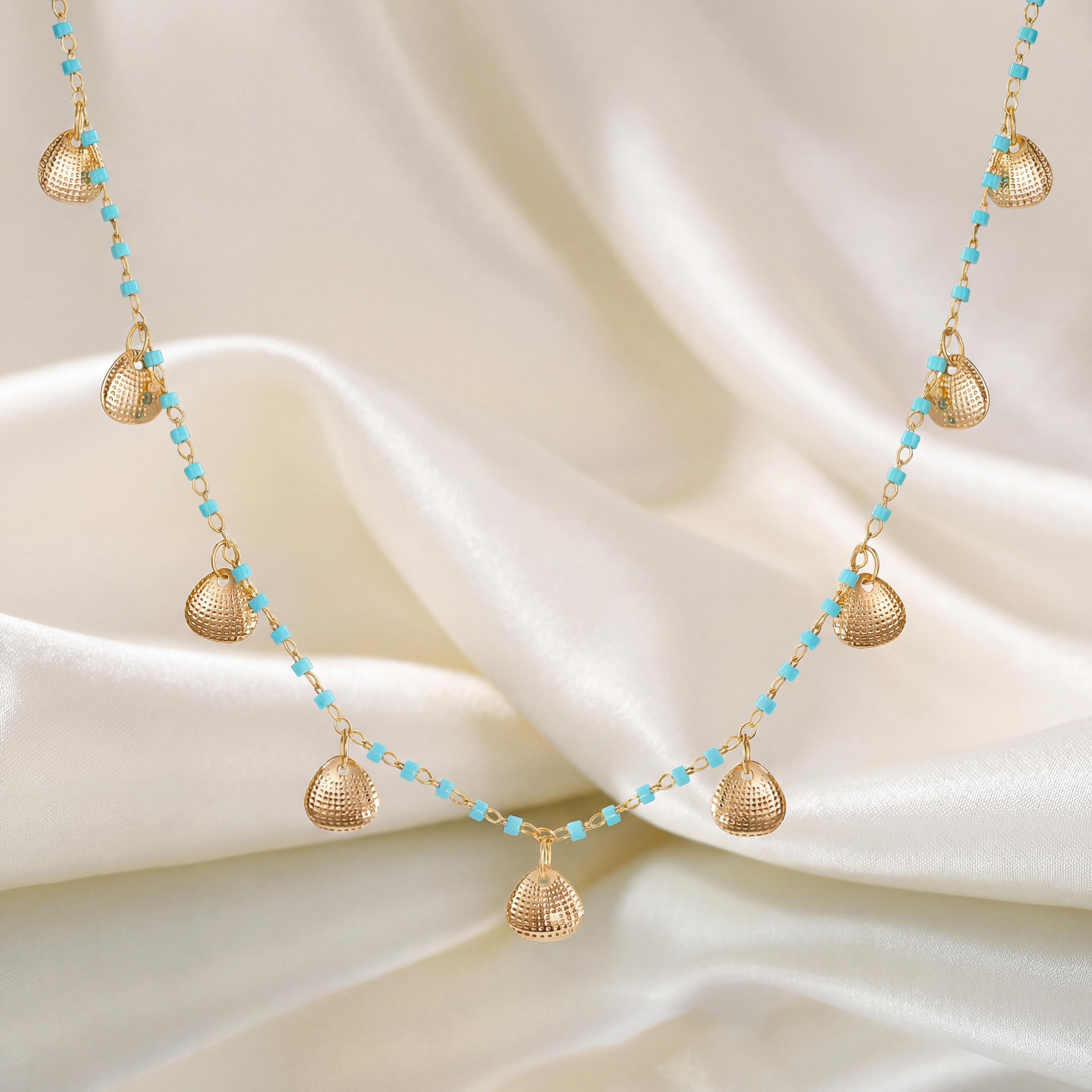 Fettero Golden Laminated Pearl Shell Necklace - Elegant Beachwear Accessory for Women